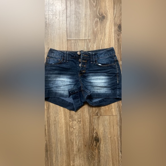 L.E.I Denim Shorts - Picture 1 of 3